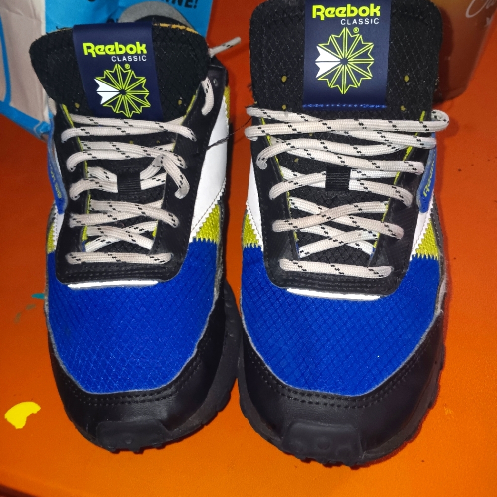 Unisex -Reebox Legacy Sneakers Size 4 Youth